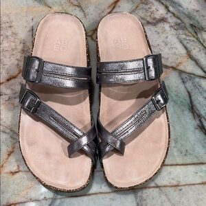 Abeo Silver Sandals Open-Toe Thong Design